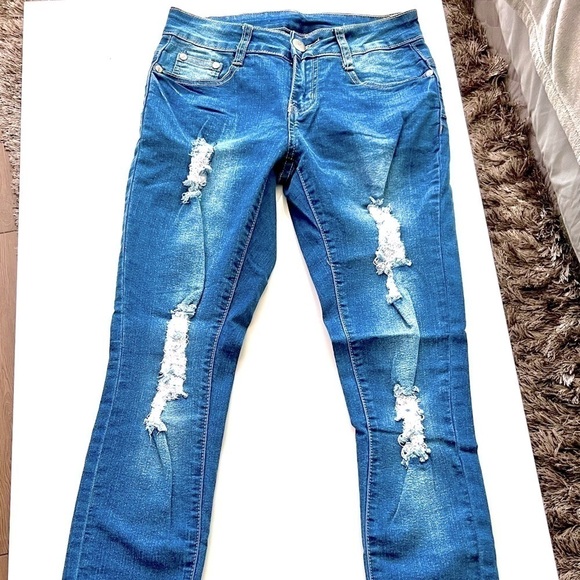 bobs jeans Denim - Bob’s Jean’s Destroyed Skinny Denim, Sz 1/2👖🛍️💕 Super flattering & Stretchyyyy
